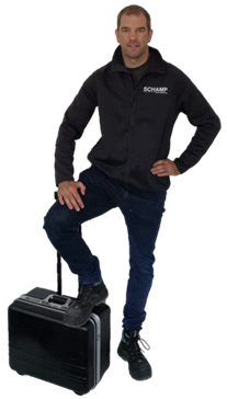 Specialist van Schamp Automatisering aan het werk